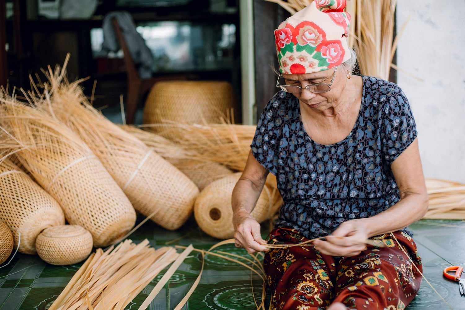 Meet the Pioneer: The First Artisan of the Weaving Craft Village! - Artisanal Homes